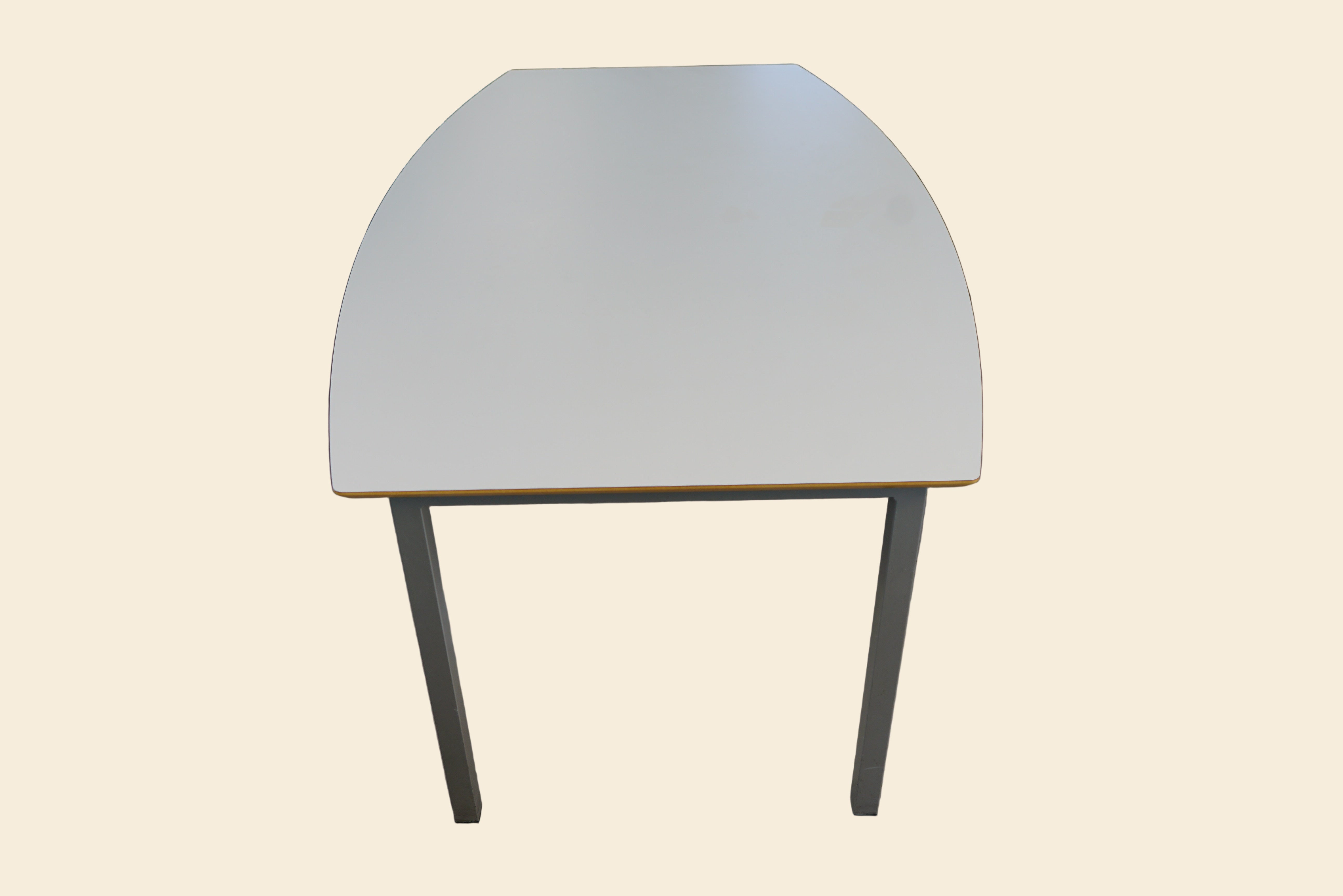 Hvidt tøndeformet spisebord og mødebord 200x80 cm set forfra – moderne og minimalistisk design til kontor, spisestue og mødelokale.